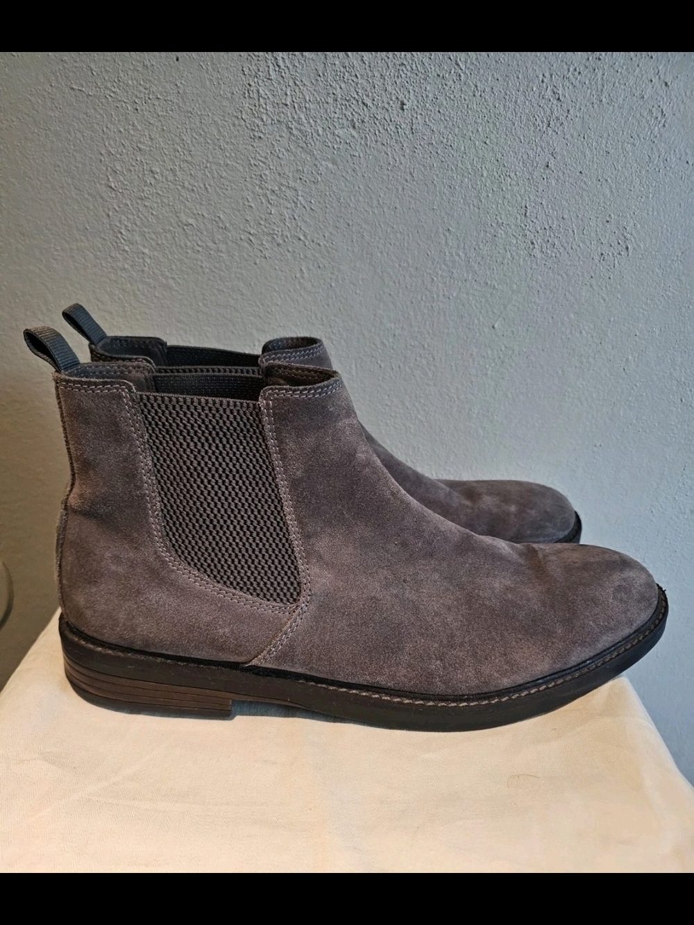 Clarks Gray Suede Chelsea Boots Men's US 13 EU 47 Casual Dress Ankle Boots